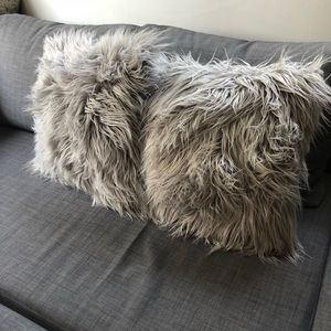 2 Fluffy pillows